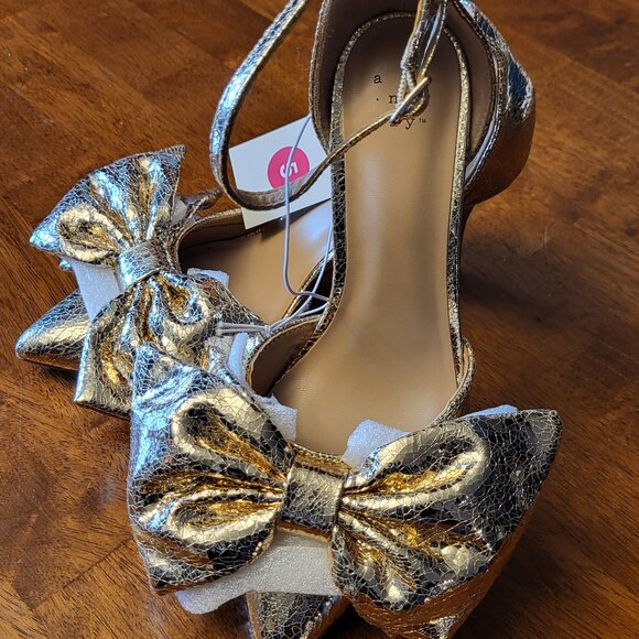 a new day Shoes - A New Day ~ Sz 5 ~ Gold Stiletto Heel w/HUGE Bows ~ NWT